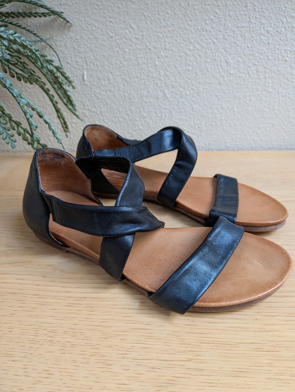 Miz Mooz Ainsley Black Leather Strappy Flat Bohemian Sandals Size 7